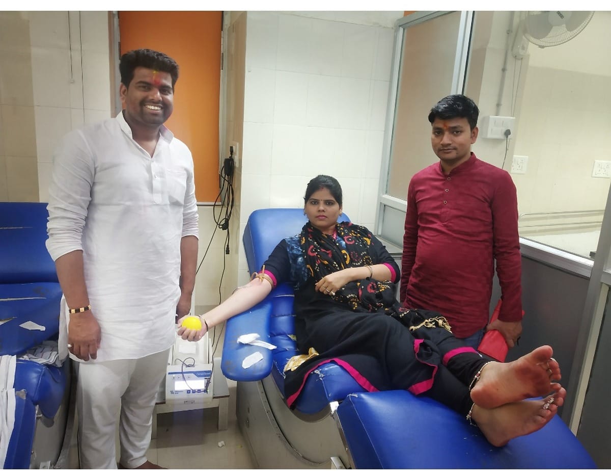Facbook page banarasi ishq people donate blood by getting news from fb in varanasi