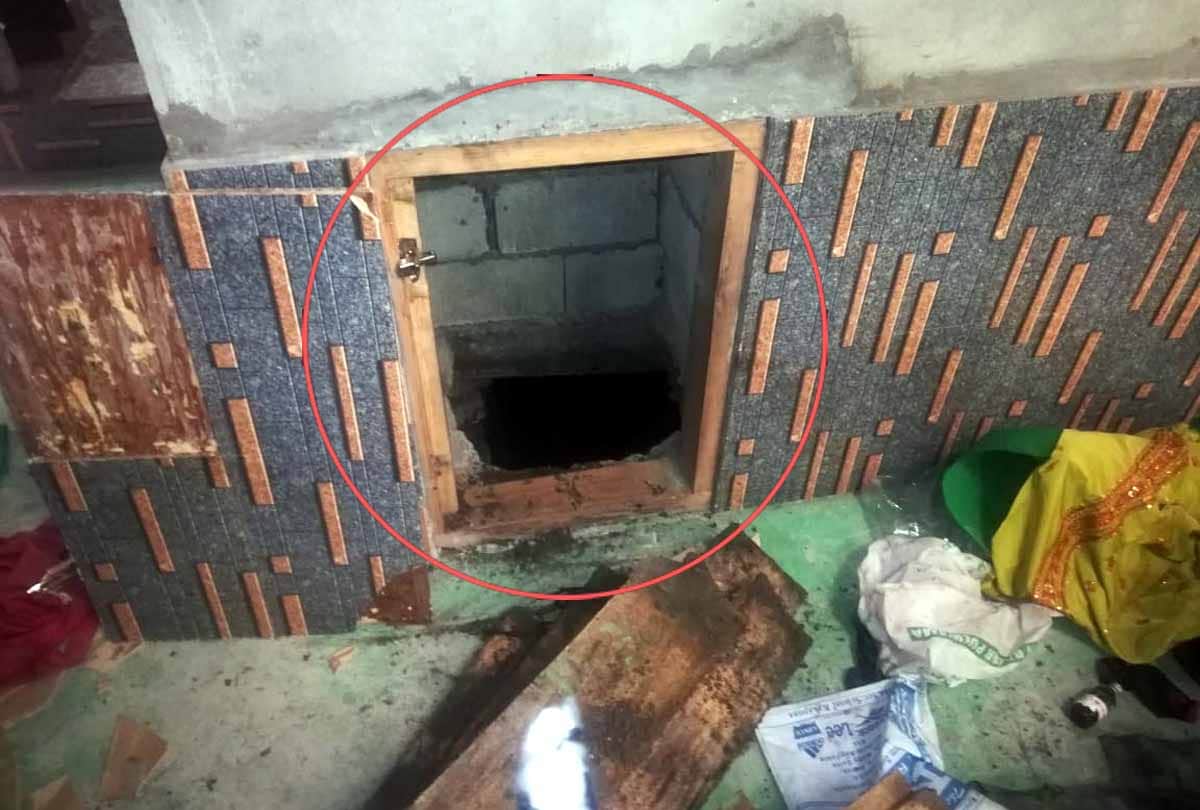 Militants hideout busted in Laroo Kakapora Area Of Pulwama jammu kashmir