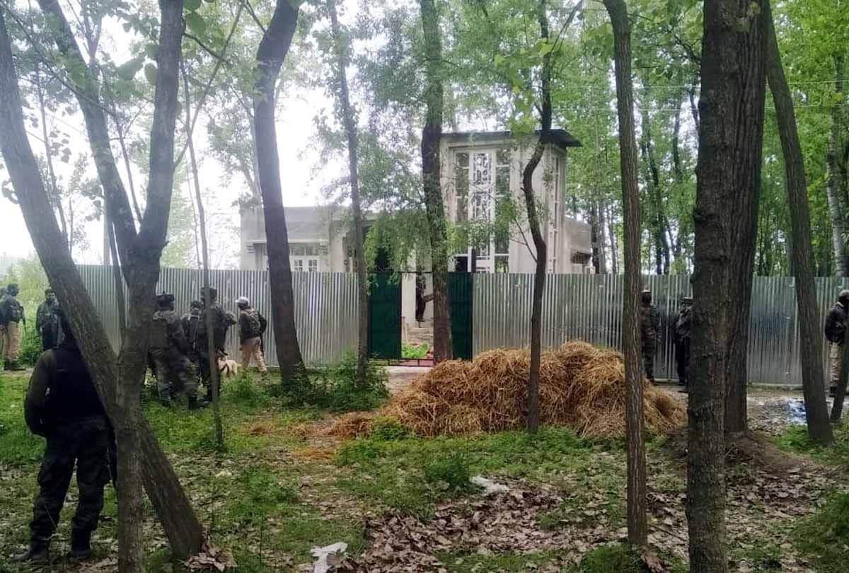 Militants hideout busted in Laroo Kakapora Area Of Pulwama jammu kashmir