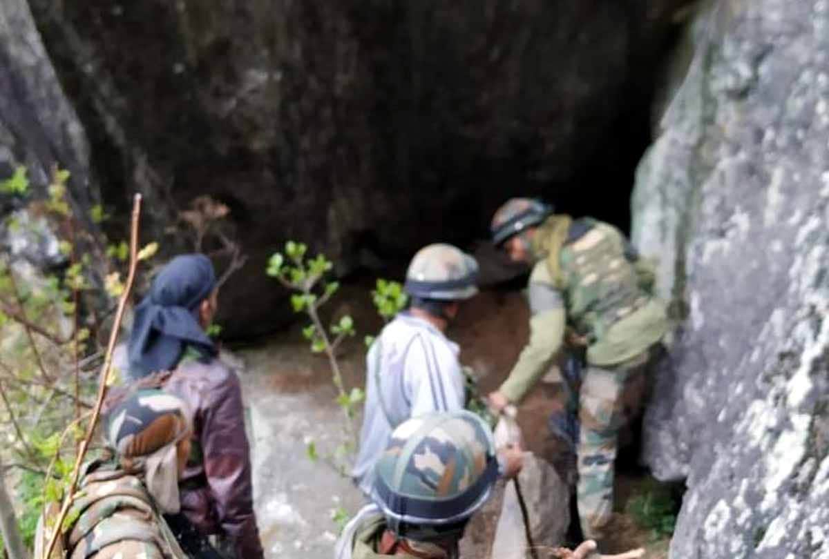 Militants hideout busted in Laroo Kakapora Area Of Pulwama jammu kashmir