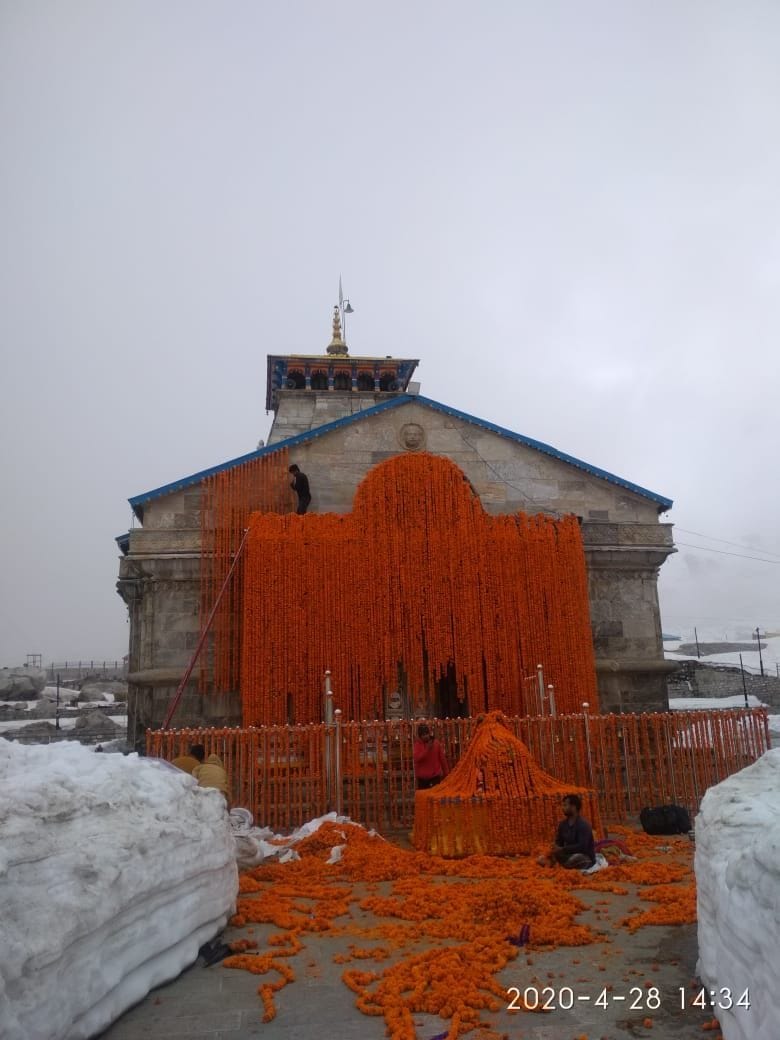 Kedarnath Temple decorated with ten quintal flowers, Dham doors will open today