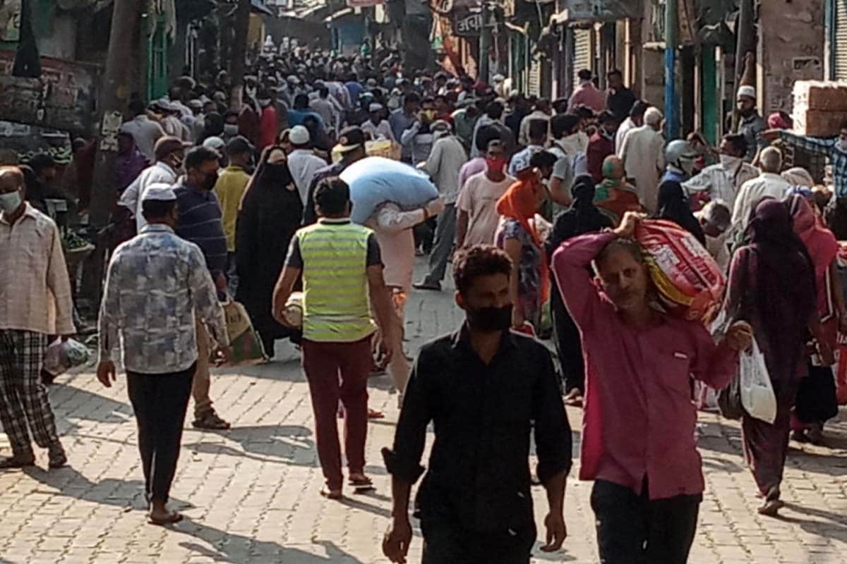 Meerut Police removes vehicles air standing in the market on violation of Lockdown