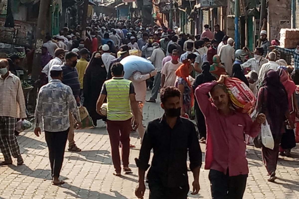 Meerut Police removes vehicles air standing in the market on violation of Lockdown
