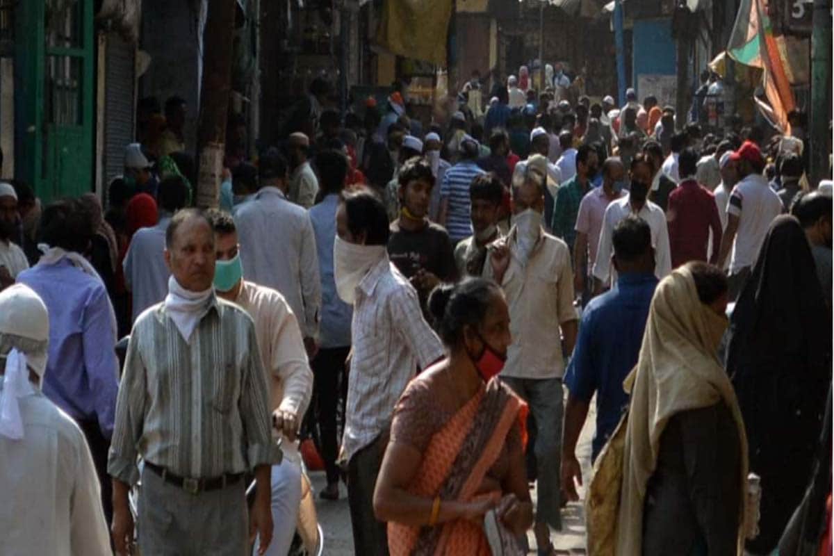 Meerut Police removes vehicles air standing in the market on violation of Lockdown