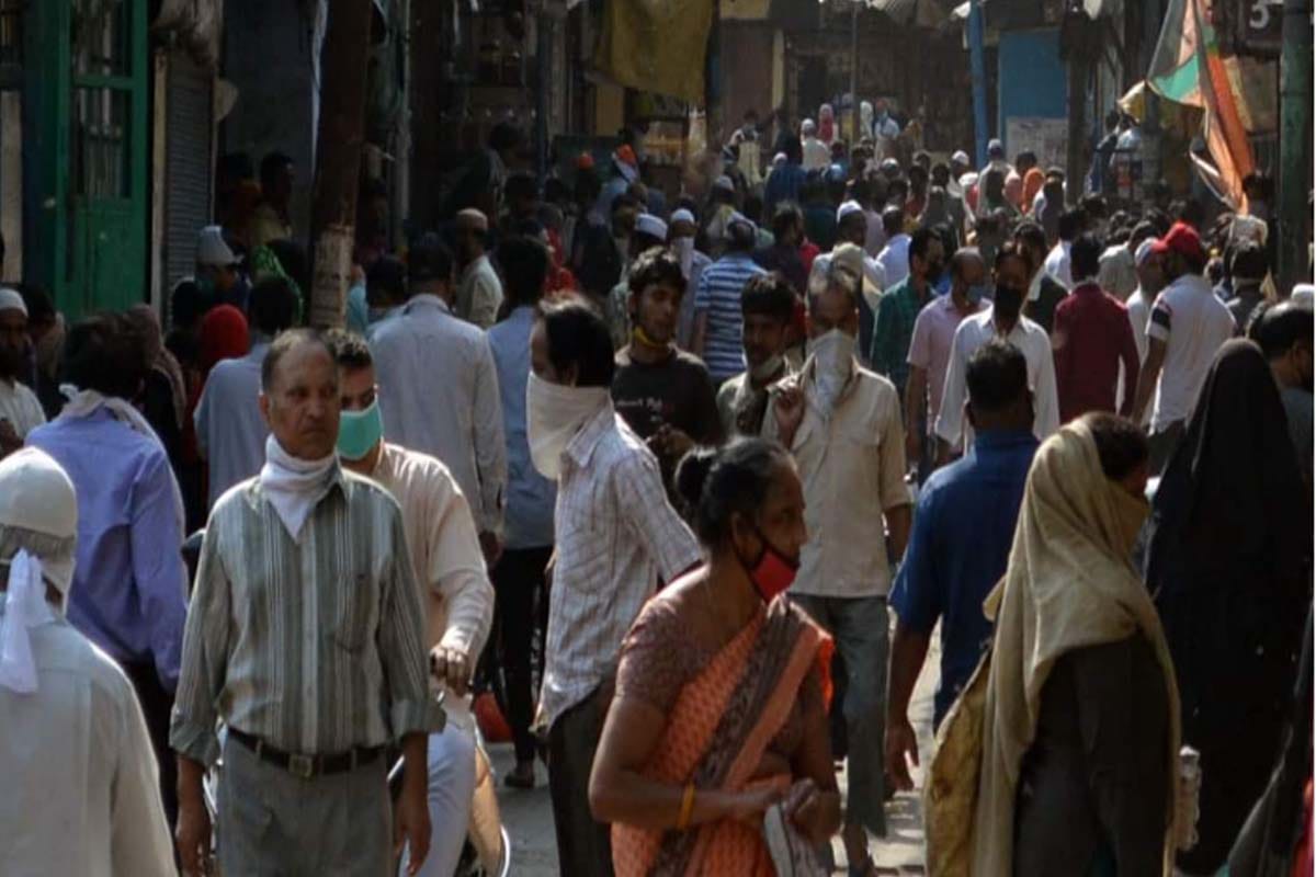 Meerut Police removes vehicles air standing in the market on violation of Lockdown