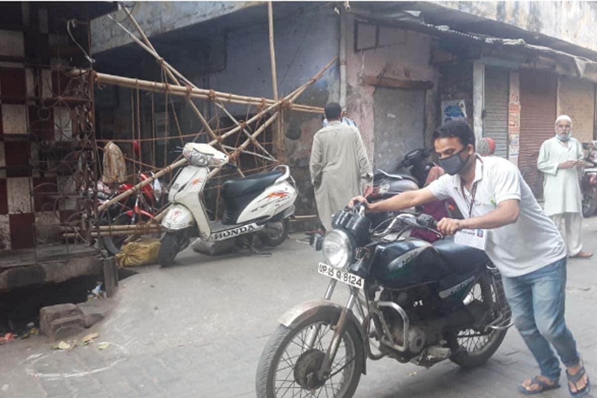 Meerut Police removes vehicles air standing in the market on violation of Lockdown