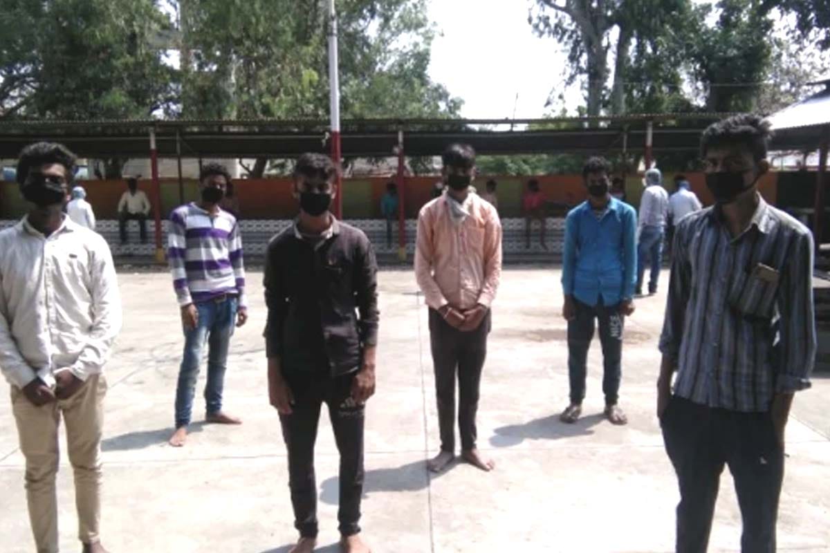Police stopped 55 laborers coming from Haryana Punjab to Delhi