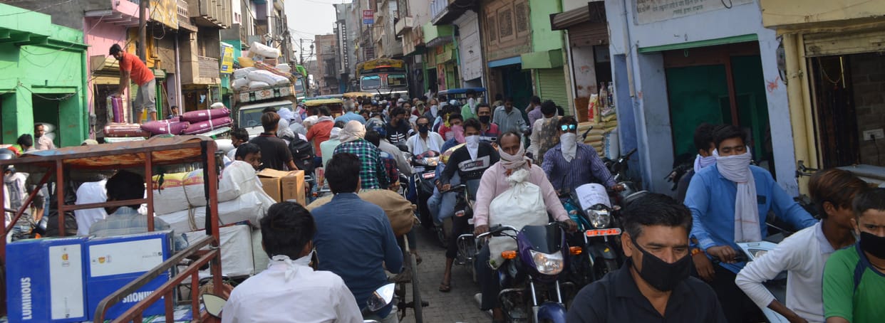 Hathras: Open market in the morning, social distance has been lost