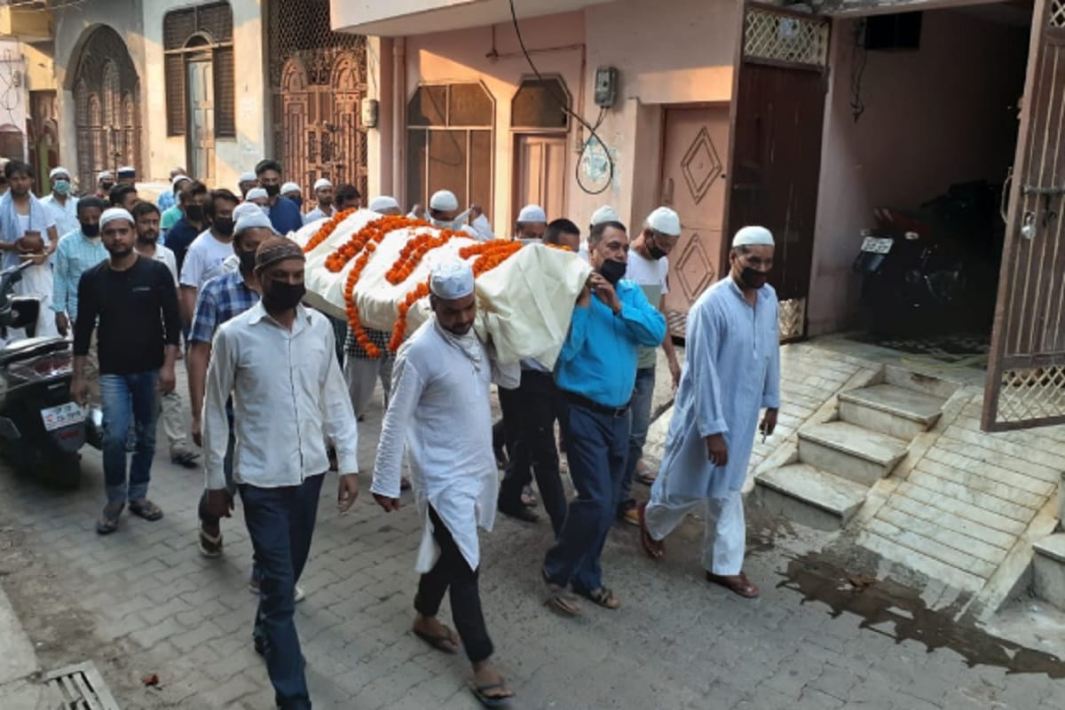 Lockdown Update, Peoples of Muslim society have cremated the dead body after death of a Hindu person in Meerut