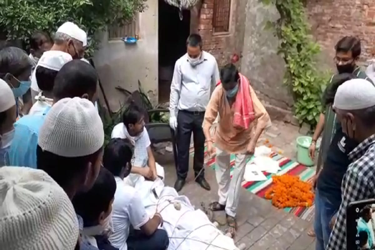 Lockdown Update, Peoples of Muslim society have cremated the dead body after death of a Hindu person in Meerut