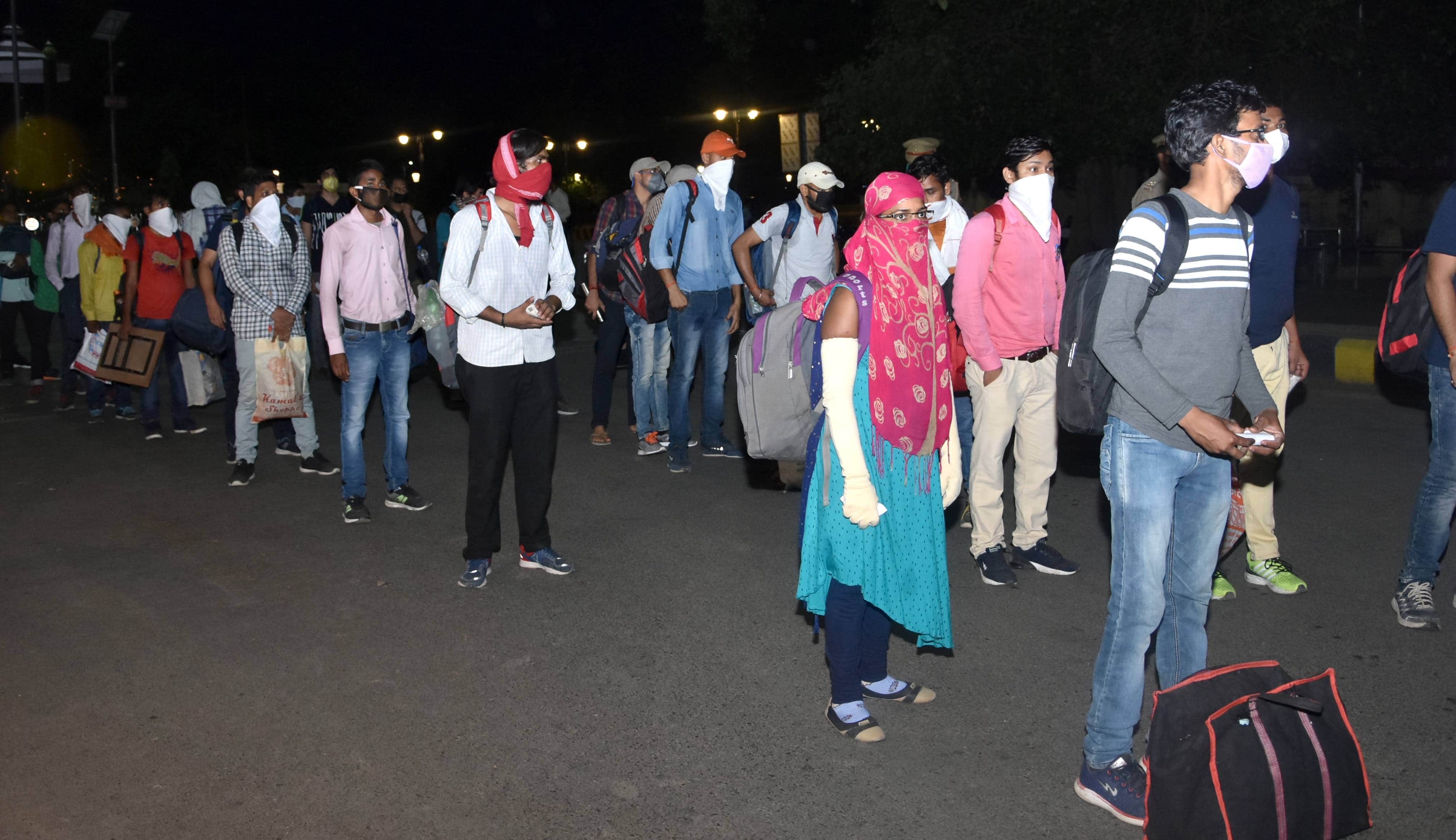 Prayagraj: Students coming for studies will be brought home, buses left at night