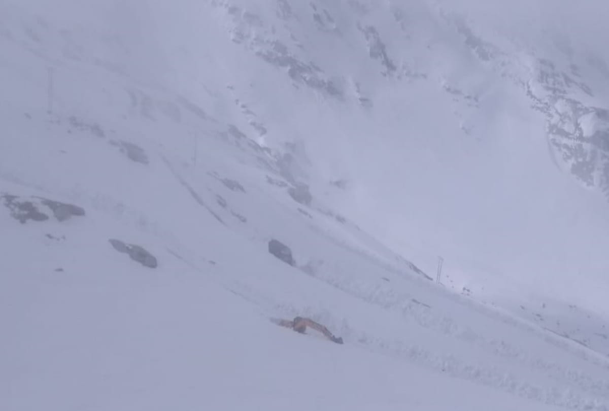 A team of farmers left for snow-logged Rohtang to Lahaul amid lockdown