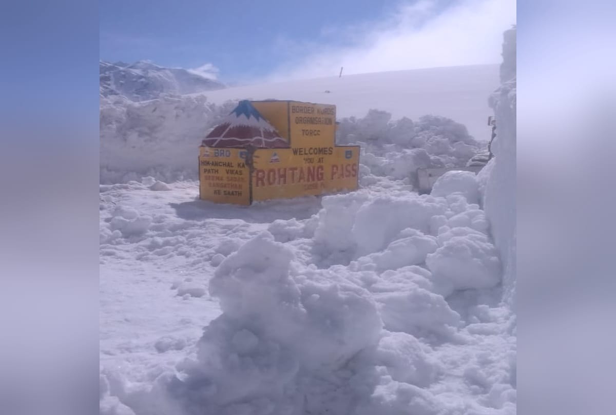 A team of farmers left for snow-logged Rohtang to Lahaul amid lockdown