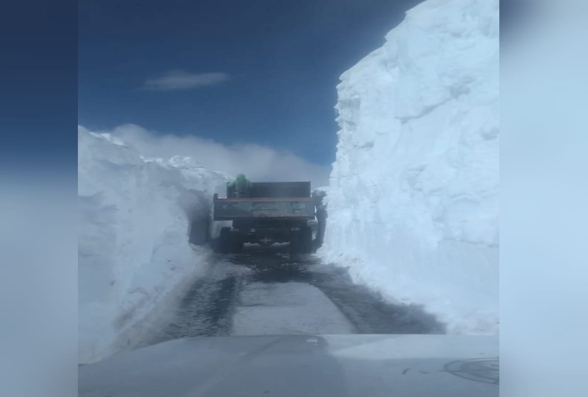 A team of farmers left for snow-logged Rohtang to Lahaul amid lockdown