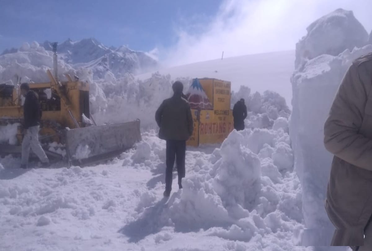A team of farmers left for snow-logged Rohtang to Lahaul amid lockdown