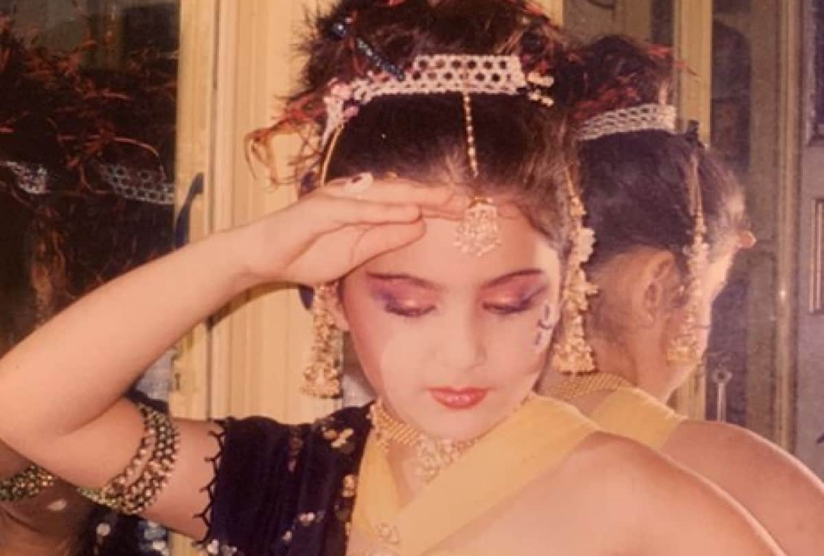 sara ali khan share childhood photo with cute pose