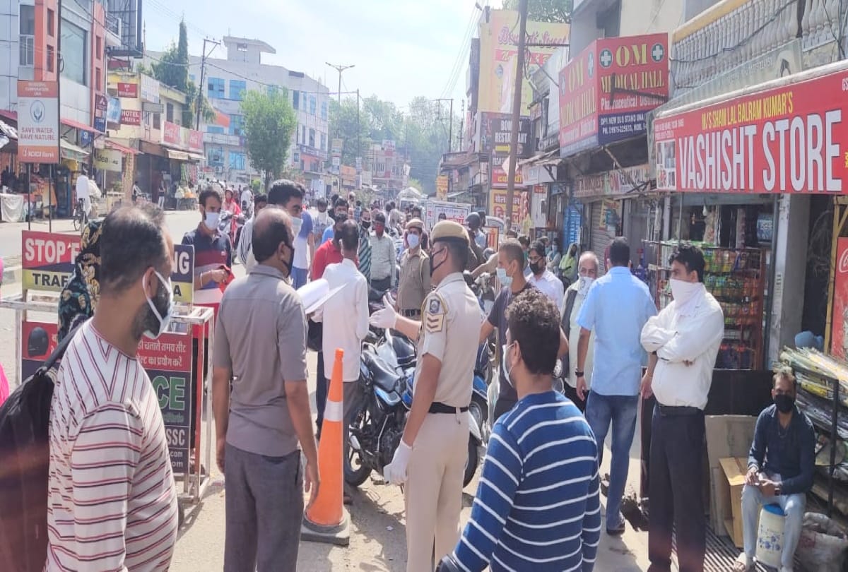 Curfew in Himachal Pradesh (HP) Latest News Updates Today: crowd during Curfew relaxed period, people arrived in vehicles, police seized keys