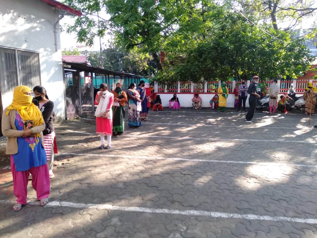 uttarakhand lockdown latest news : bihar labour come to dehradun GPO early morning to open account