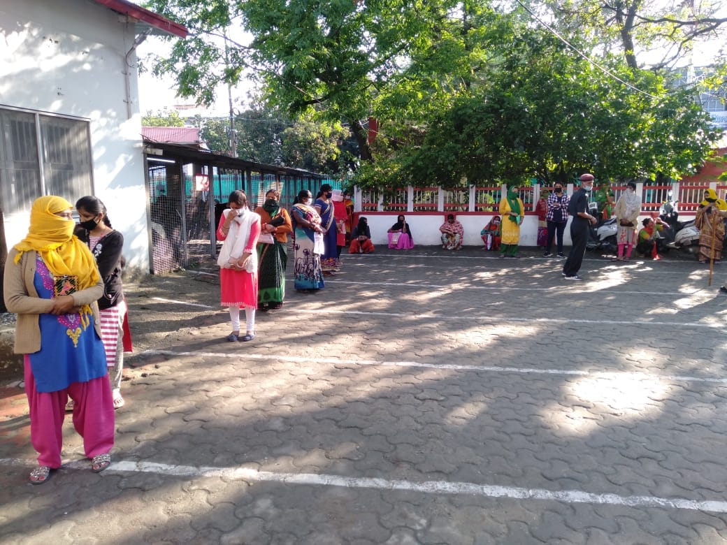 uttarakhand lockdown latest news : bihar labour come to dehradun GPO early morning to open account