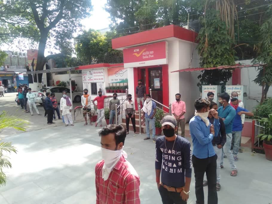 uttarakhand lockdown latest news : bihar labour come to dehradun GPO early morning to open account