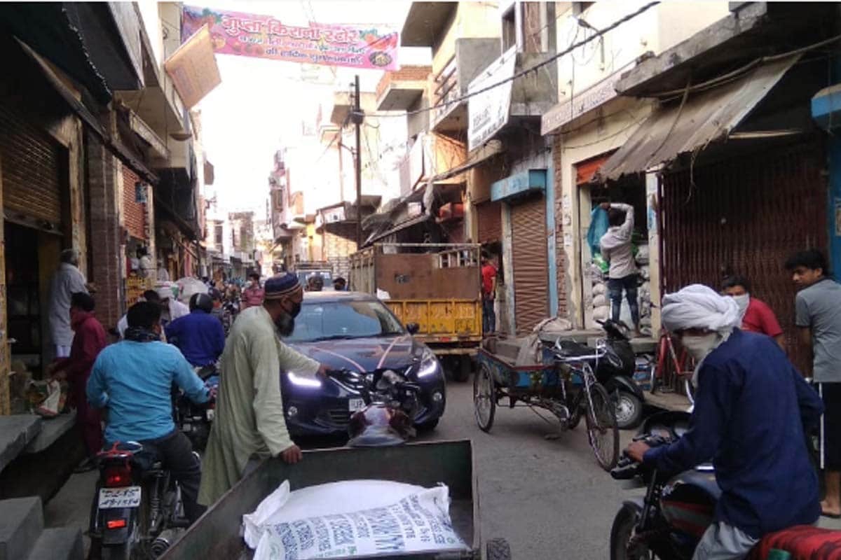 Meerut Police removes vehicles air standing in the market on violation of Lockdown