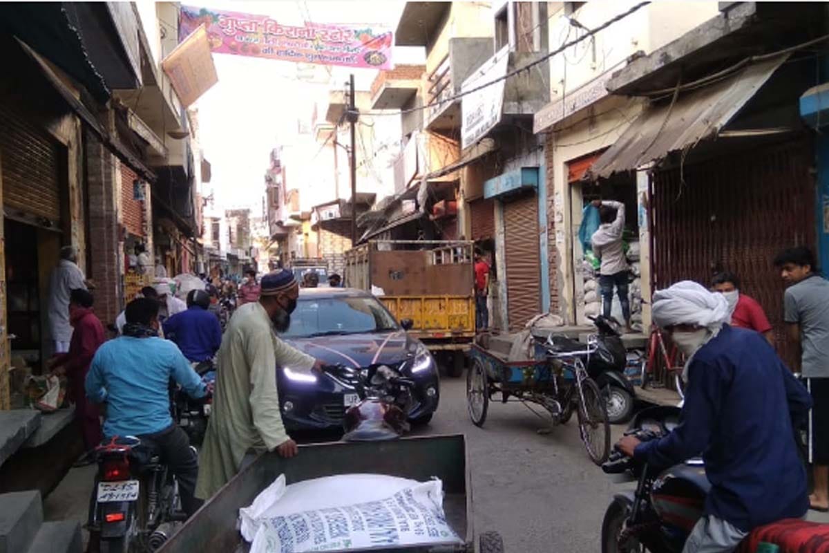 Meerut Police removes vehicles air standing in the market on violation of Lockdown