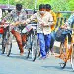 साइकिल से जाते मजदूर (फाइल फोटो)