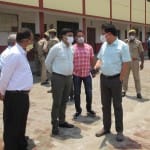 संत एंथोनी इंटर कालेज को क्वारंटीन सेंटर बनाने के लिए निरीक्षण करते डीएम डा. रुपेश कुमार।