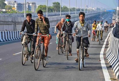 migrant workers was planning for their villages by cycle, mumbai police caught