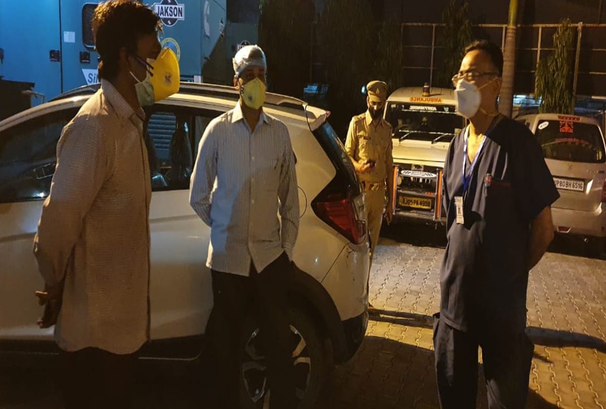DM-SSP inspects private hospitals at night in agra