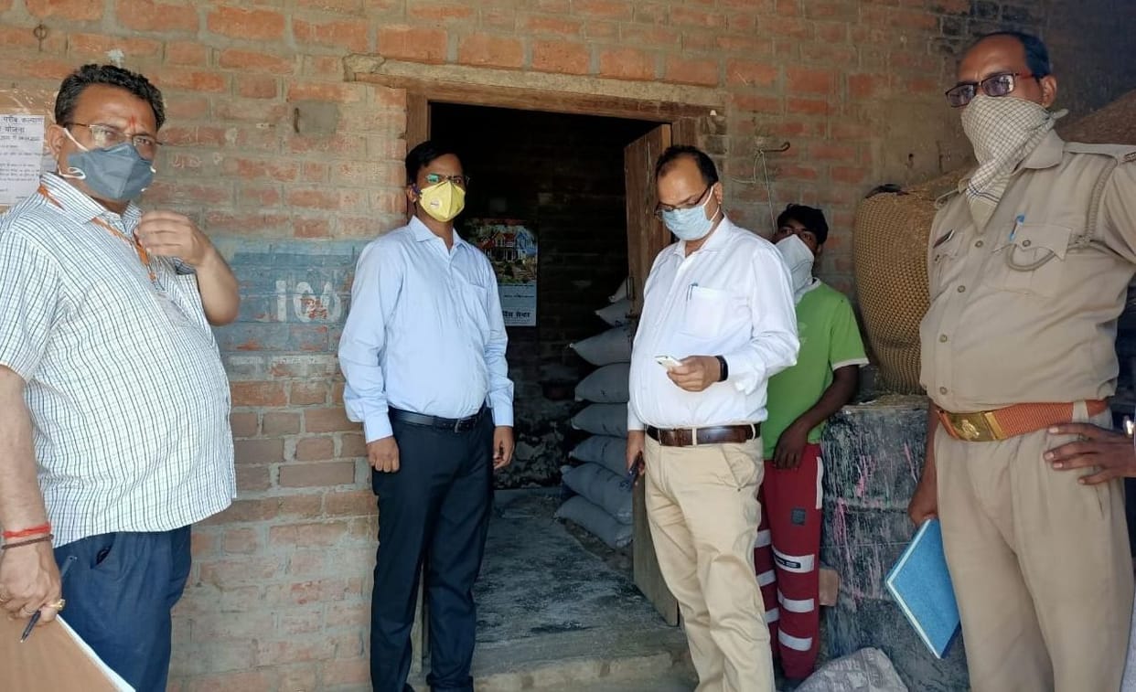 magistrate raided the ration shop along with the team in hardoi