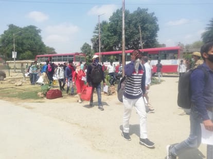 Student and there family reached ballia from prayagraj by roadways bus