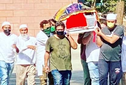 irrfan khan funeral in mumbai his son and these celebrities during last rites