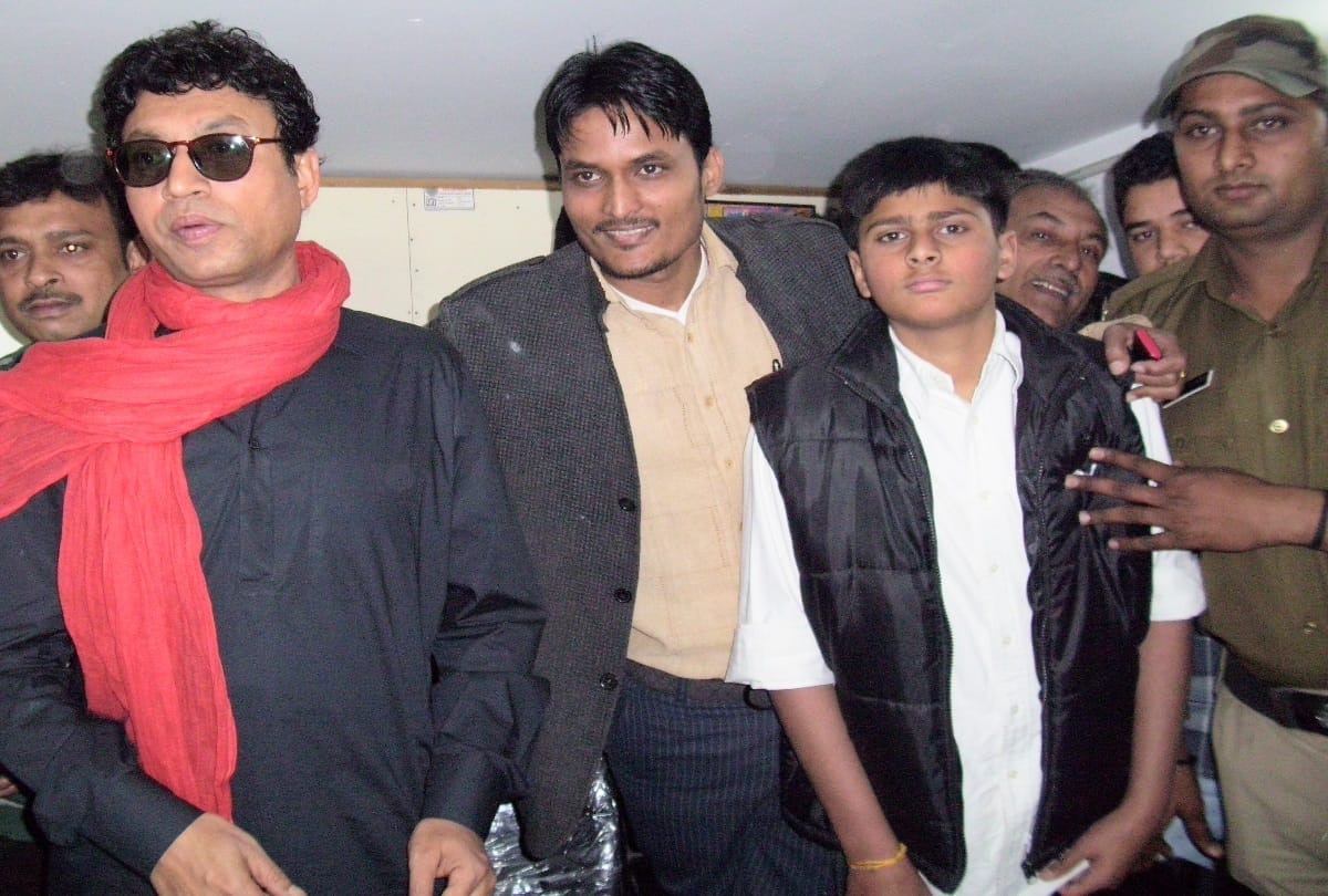 Himachal: Irrfan Khan watched this movie with fans in Baddi's theater