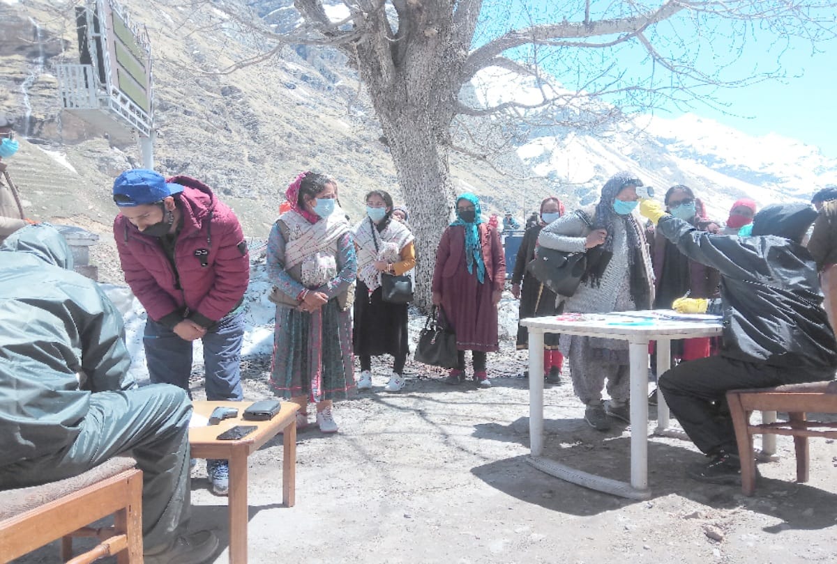 Himachal: 526 people crossing Rohtang Pass reached Lahaul in 88 vehicles