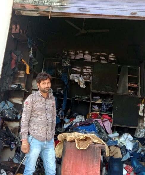 redeemed kapadon kee dukaan mein aag, chhah laakh ka nukasaan