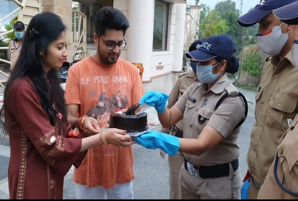 Lockdown in uttarakhand: doon police give surprise to couple on marriage anniversary and celebrate with cake
