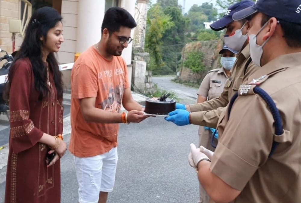 Lockdown in uttarakhand: doon police give surprise to couple on marriage anniversary and celebrate with cake
