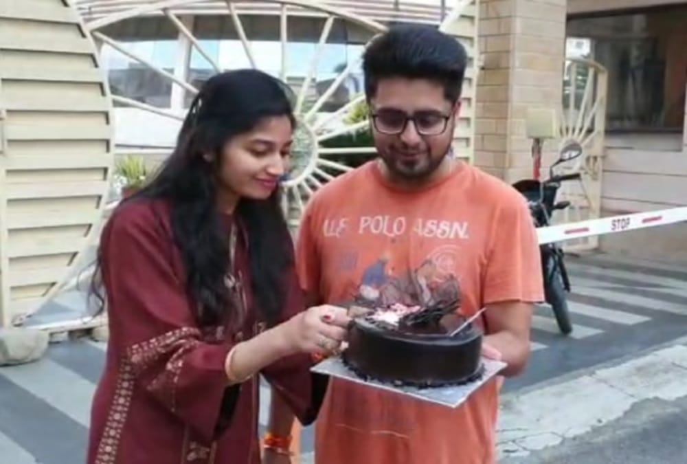Lockdown in uttarakhand: doon police give surprise to couple on marriage anniversary and celebrate with cake