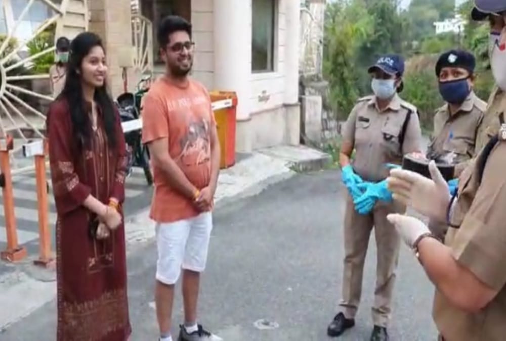 Lockdown in uttarakhand: doon police give surprise to couple on marriage anniversary and celebrate with cake