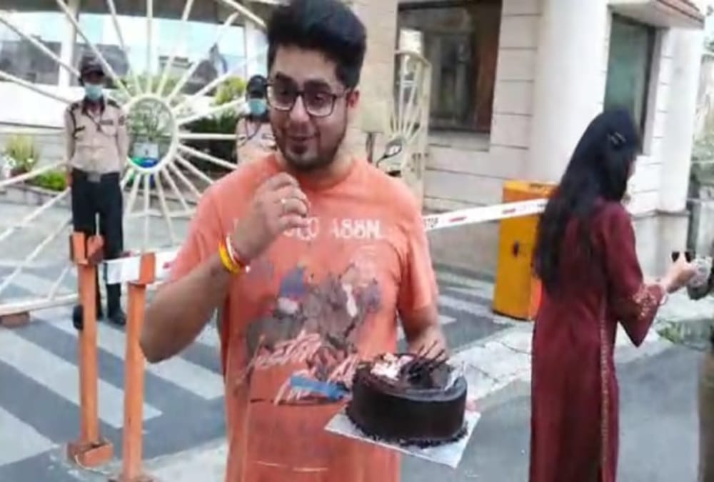 Lockdown in uttarakhand: doon police give surprise to couple on marriage anniversary and celebrate with cake