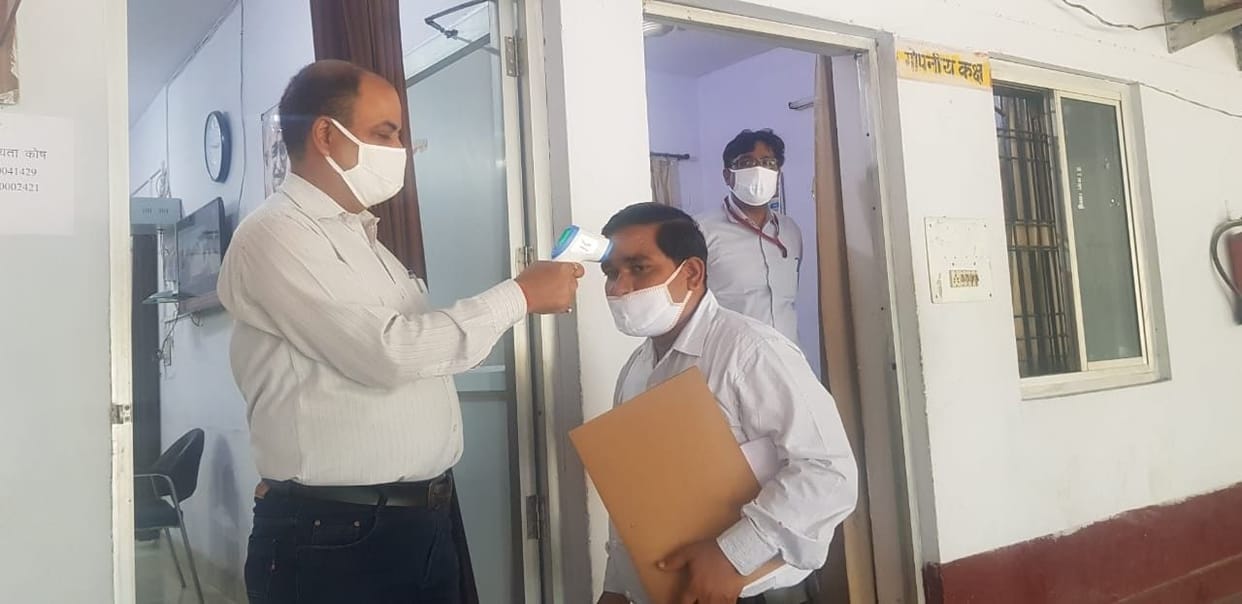 Hathras: Thermal screening of officers and employees in Collectorate