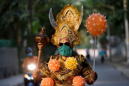 How liife will change after Covid-19: doctors will keep keep distance for a year