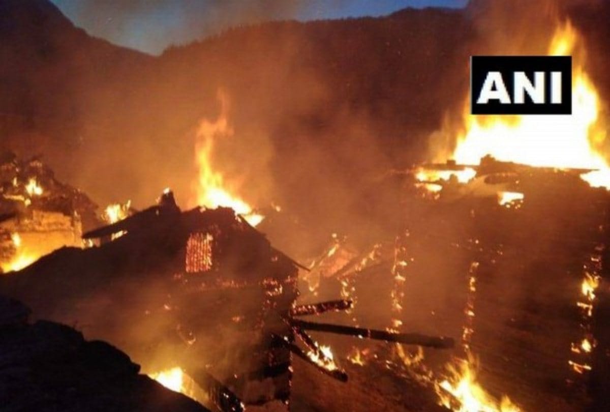 Rohru Shimla Himachal Pradesh Fire News in Hindi seven houses gutted in fire Two injured and one killed