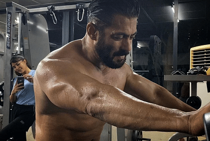 jacqueline fernandez caught taking photo of salman khan when he doing workout in gym