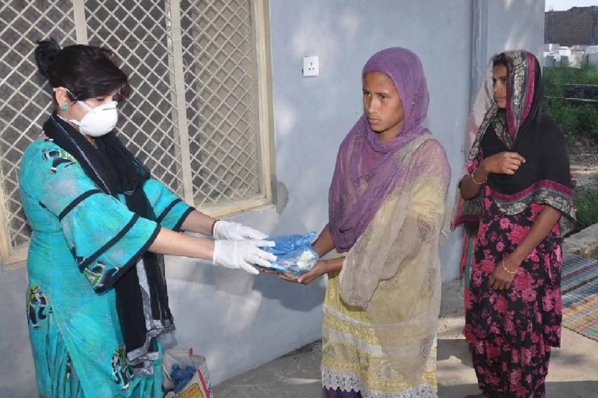 Amar Ujala Foundation, The doctors have distributed household items to needy families due lockdown in Shamli