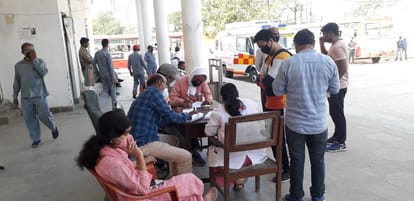 Student and there family reached ballia from prayagraj by roadways bus