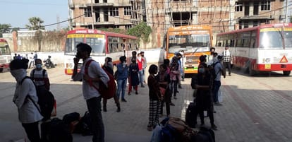 Student and there family reached ballia from prayagraj by roadways bus