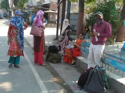 Student and there family reached ballia from prayagraj by roadways bus