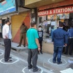जम्मू में लॉकडाउन के दौरान लोगों ने सोशल डिस्टेंसिंग का पालन किया।